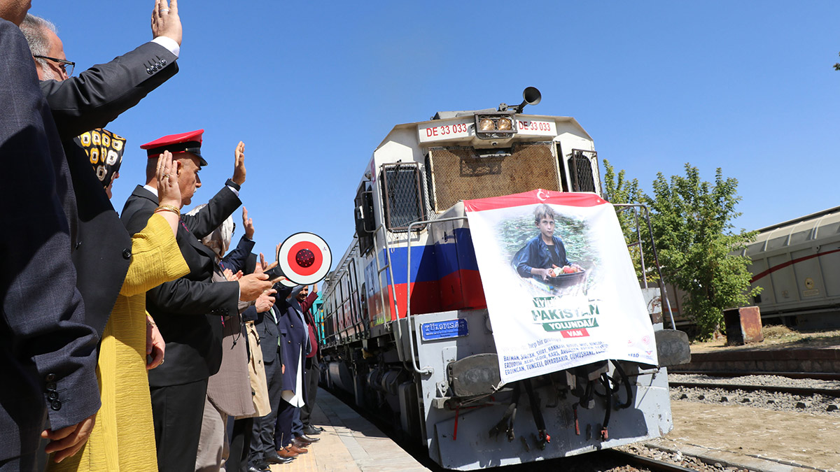 Pakistan'a giden 39 vagonlu tren uğurlandı