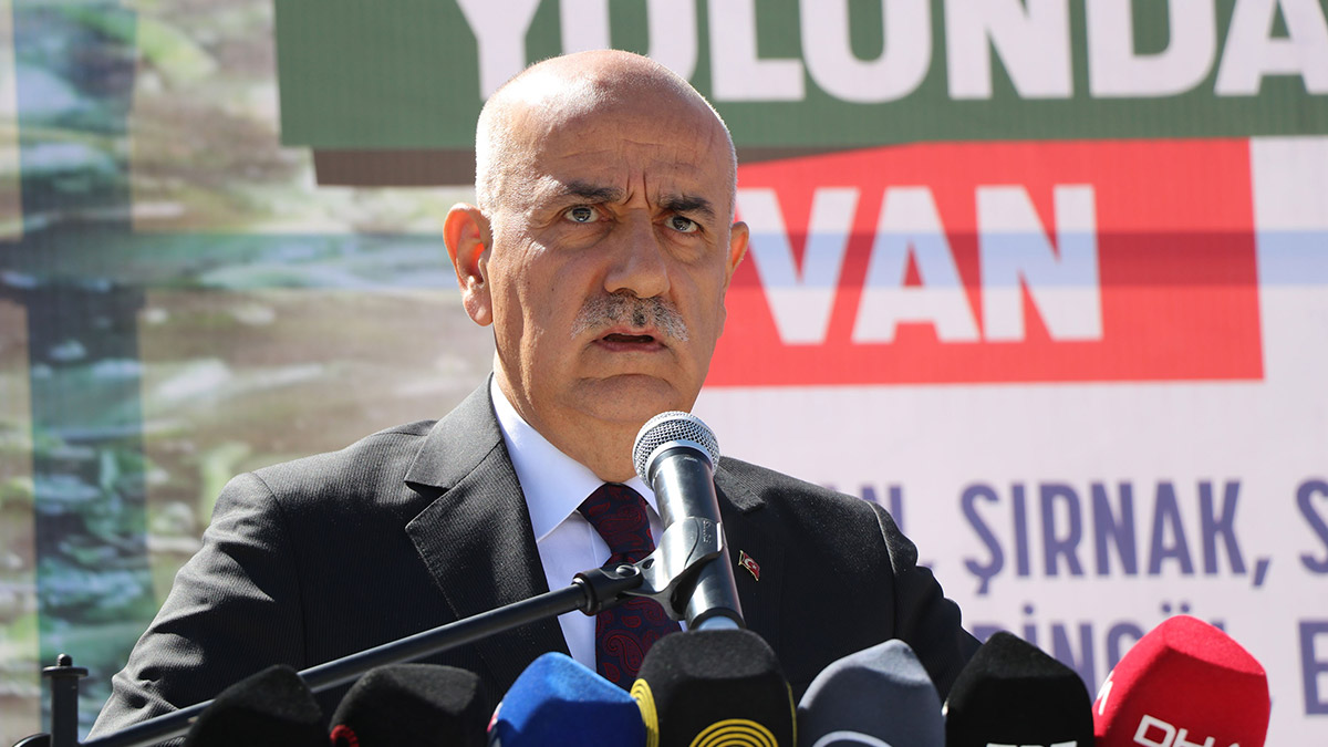 Van'a gelen Tarım ve Orman Bakanı Vahit Kirişçi, Türkiye'nin 21 ilinde, selden etkilenen Pakistan için toplanan yardımların bulunduğu 39 vagonlu treni dualarla uğurladı.