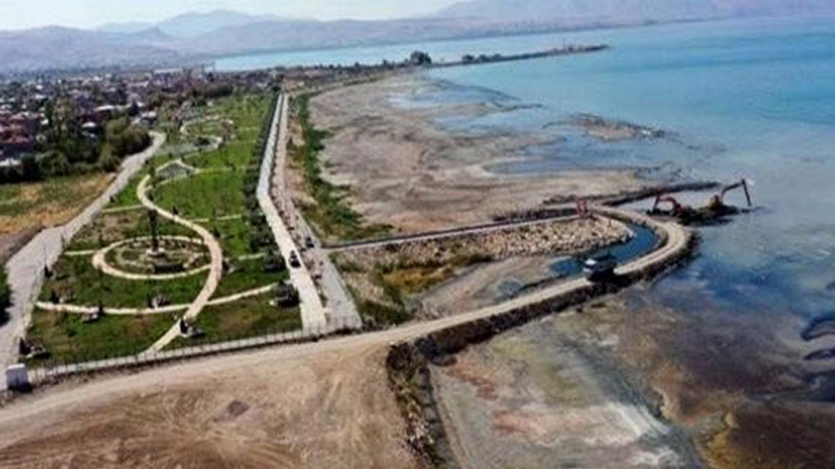 Van Gölü'nden 500 bin metreküp dip çamuru çıkartıldı