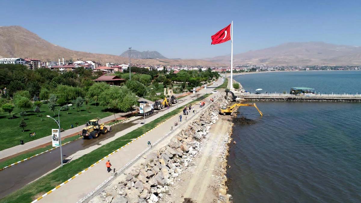 Çevre, Şehircilik ve İklim Değişikliği Bakanı Murat Kurum,"Şu ana kadar Van Gölü'nden 500 bin metreküp dip çamuru çıkartıldı. Gölümüzde arıtılmamış bir gram su bırakmayacağız" dedi