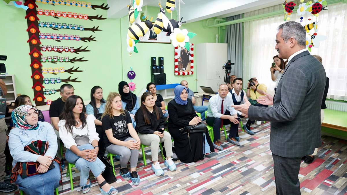 Milli Eğitim Bakanı Mahmut Özer, Ankara'da velilerle bir araya geldiği görüşmede, "Bu sene ilk defa temel eğitim okullarımıza bütçe gönderdik. Bütün okullara 3,1 milyar TL gönderildi. Okullarımız henüz sadece 1 milyarını kullanabildi. Toptur, kağıttır, onarımdır, şöyledir, böyledir; okullarla maddi ilişkiniz olmayacak" dedi.