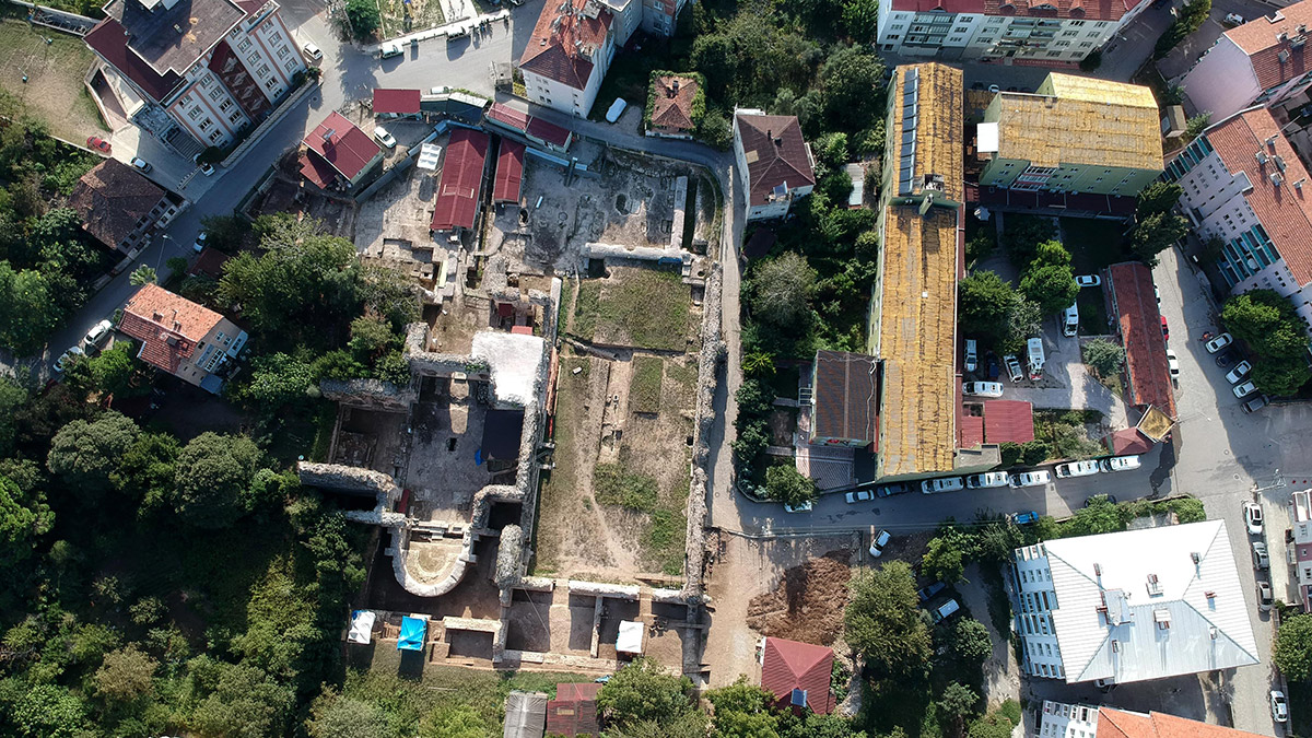 Sinop’ta 2 bin 300 yıllık Balatlar Yapı Topluluğu'nda süren kazılarda Helenistik döneme ait ‘Kanatlı Eros figürü’ ortaya çıkarıldı. Kazı başkanı Prof. Dr. Gülgün Köroğlu, “Bizim için müjde gibi oldu, çok güzel koruyup onarıp sergileyeceğiz” dedi.