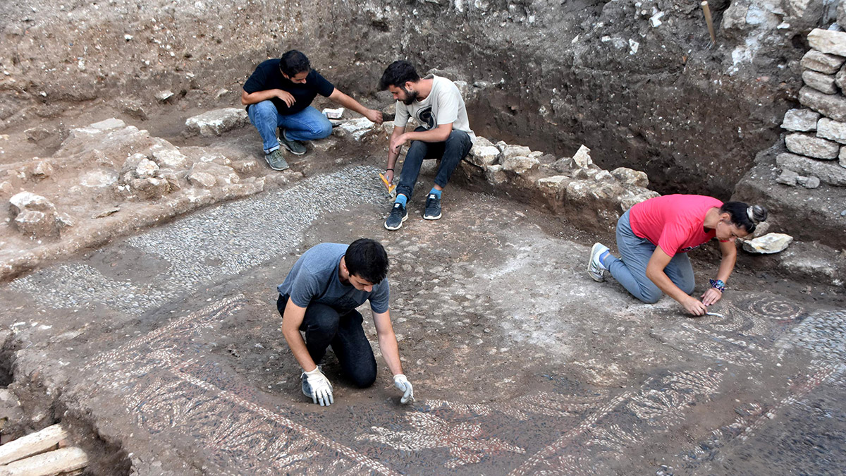Balatlar kazısında Kanatlı Eros figürü bulundu