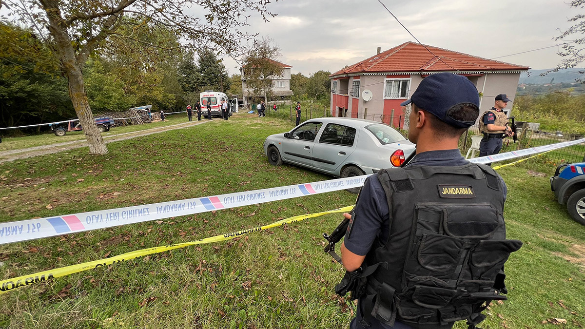 Bartın'da arazi anlaşmazlığı nedeniyle çıkan silahlı kavgada 2 kişi öldü, 1 kişi ağır yaralandı.