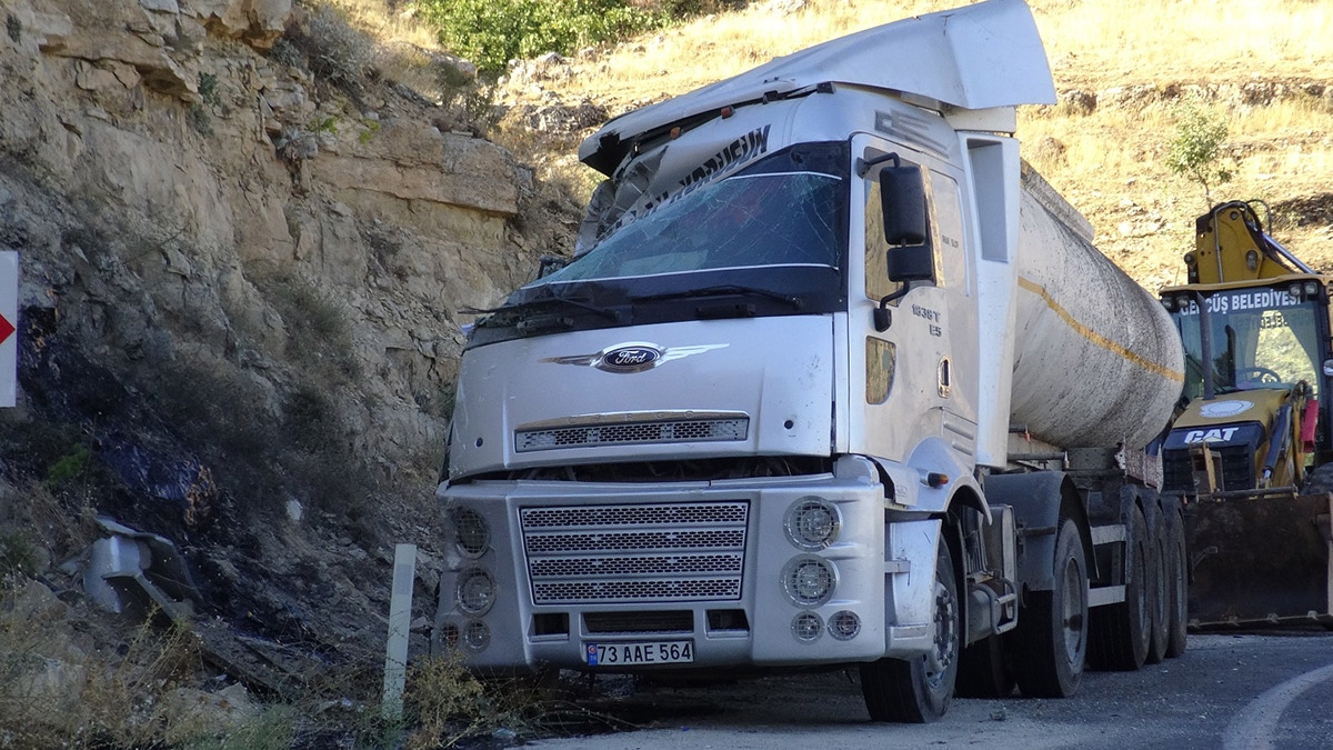Batman'da tanker devrildi: 2 yaralı