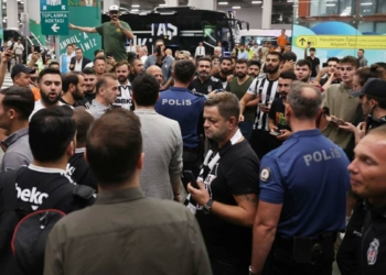 Beşiktaşlı taraftarlardan takımlarına coşkulu karşılama