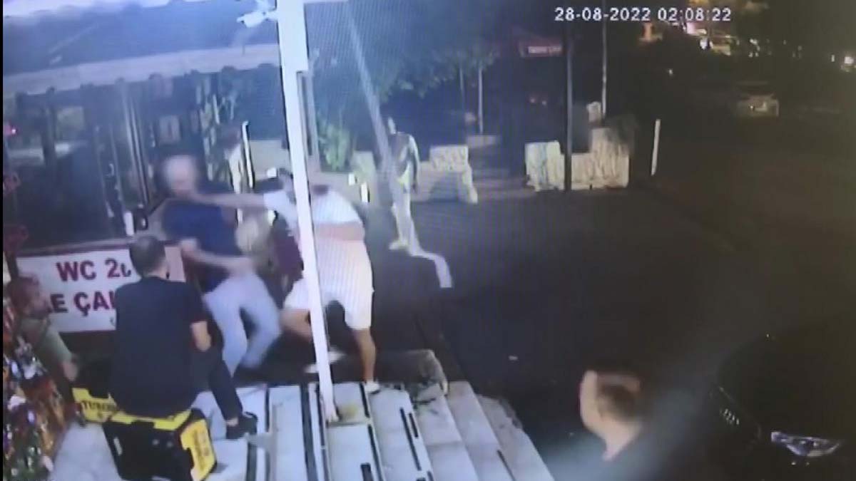 Beylikdüzü'nde, sendeleyen kadını tutmak isteyen Yasin A. yanlış anlaşılmaya neden oldu. Eşine sarkıntılık yapıldığını düşünen Umut O. , Yasin A. ve yanındaki kişiye saldırdı.