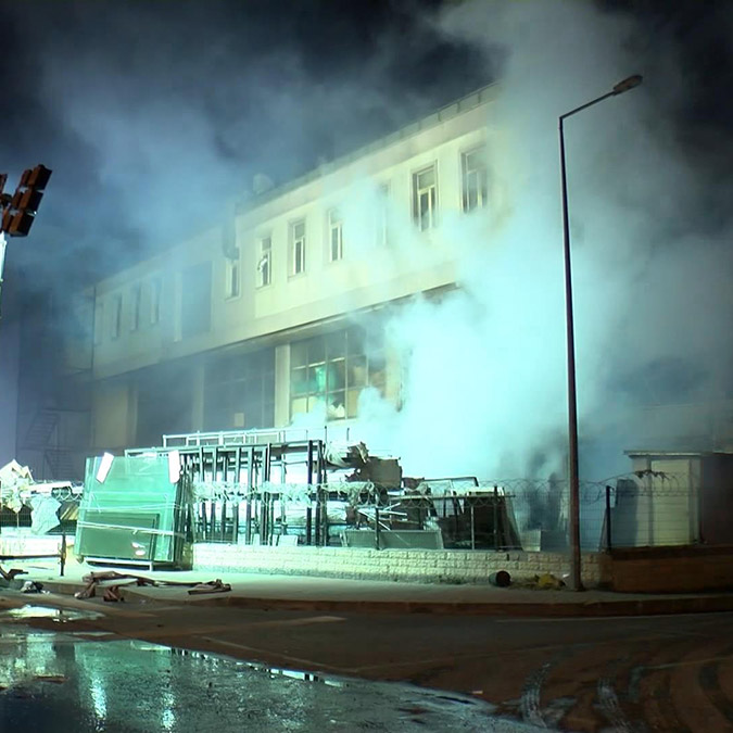 Beylikdüzü'nde depoda çıkan yangın devam ediyor