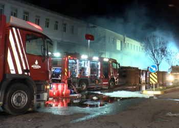 Beylikdüzü'nde depoda çıkan yangın devam ediyor