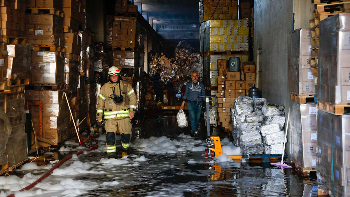 Beylikdüzü'nde depodaki yangın 19 saatte söndürüldü