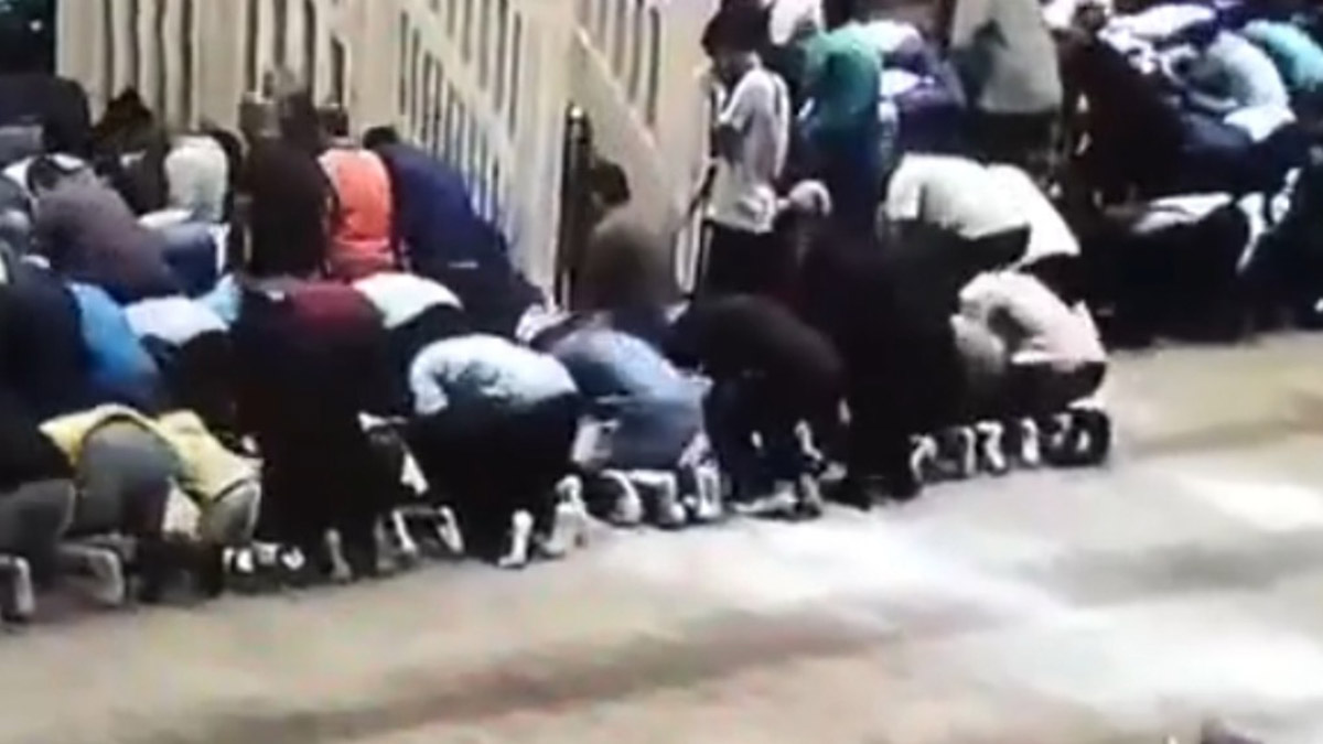 Cemaat namazda secdeye gidince çantayı çaldı