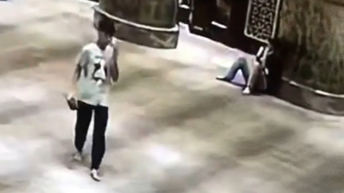 Cemaat namazda secdeye gidince çantayı çaldı