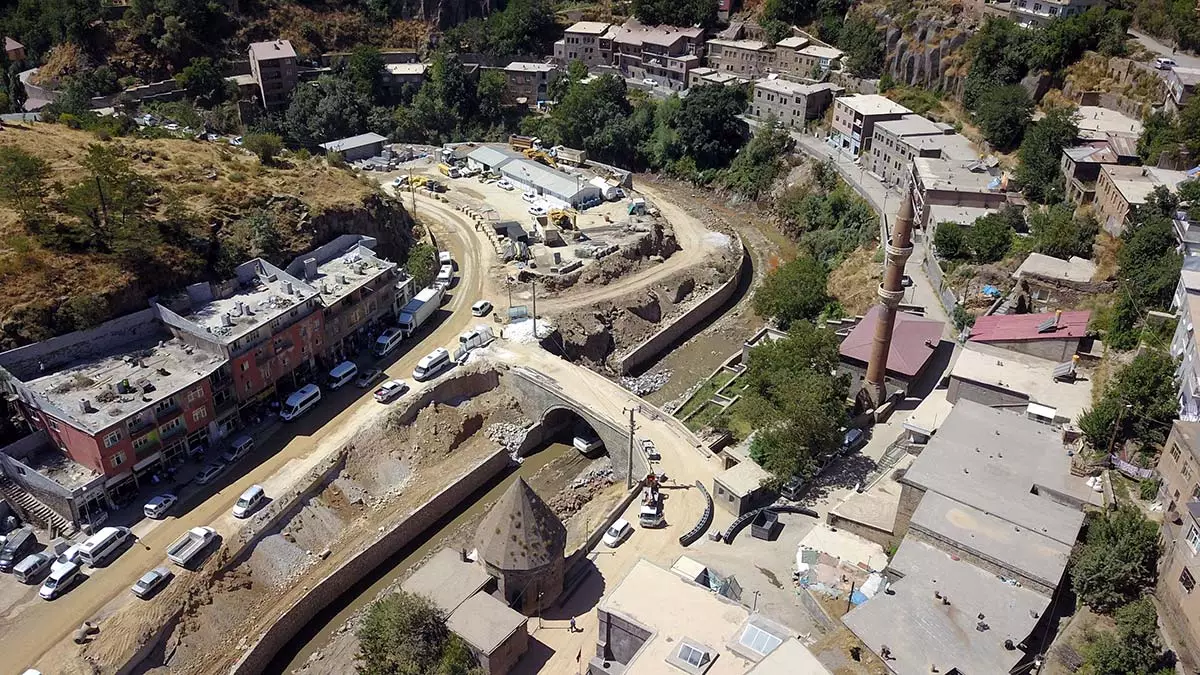 Bitlis’te geçen yıl eylül ayında, çevre, şehircilik ve i̇klim değişikliği bakanlığı'nın yürüttüğü 'dere üstü islah projesi' çalışmalarında gün yüzüne çıkan çeşitli dönemlere ait eserlerin restorasyonu devam ederken, tarihi dokunun ortaya çıkarılması çalışmaları da sürüyor.