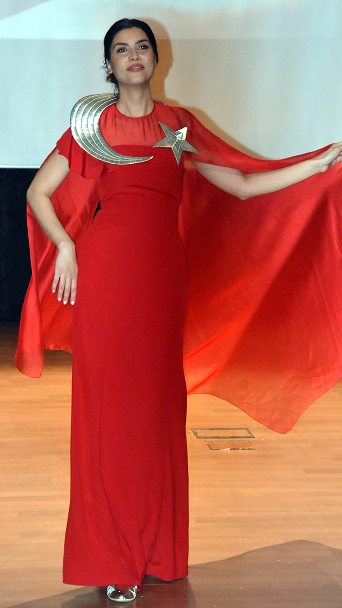 Bitlis'te faaliyet gösteren Nene Hatun Girişimci Kadınlar Derneği organizasyonunda 41 ilden gelen kadın dernekleri, 'Geçmişten Bugüne Anadolu Kıyafetlerimiz' temalı defile düzenledi.