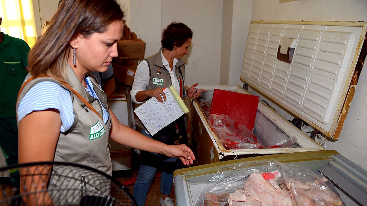 Bursa’da zabıta ekipleri, kötü koku şikayeti üzerine bir apartmana baskın yaptı, yapılan depo baskınında apartmanın bodrum katında et deposuyla karşılaştı.