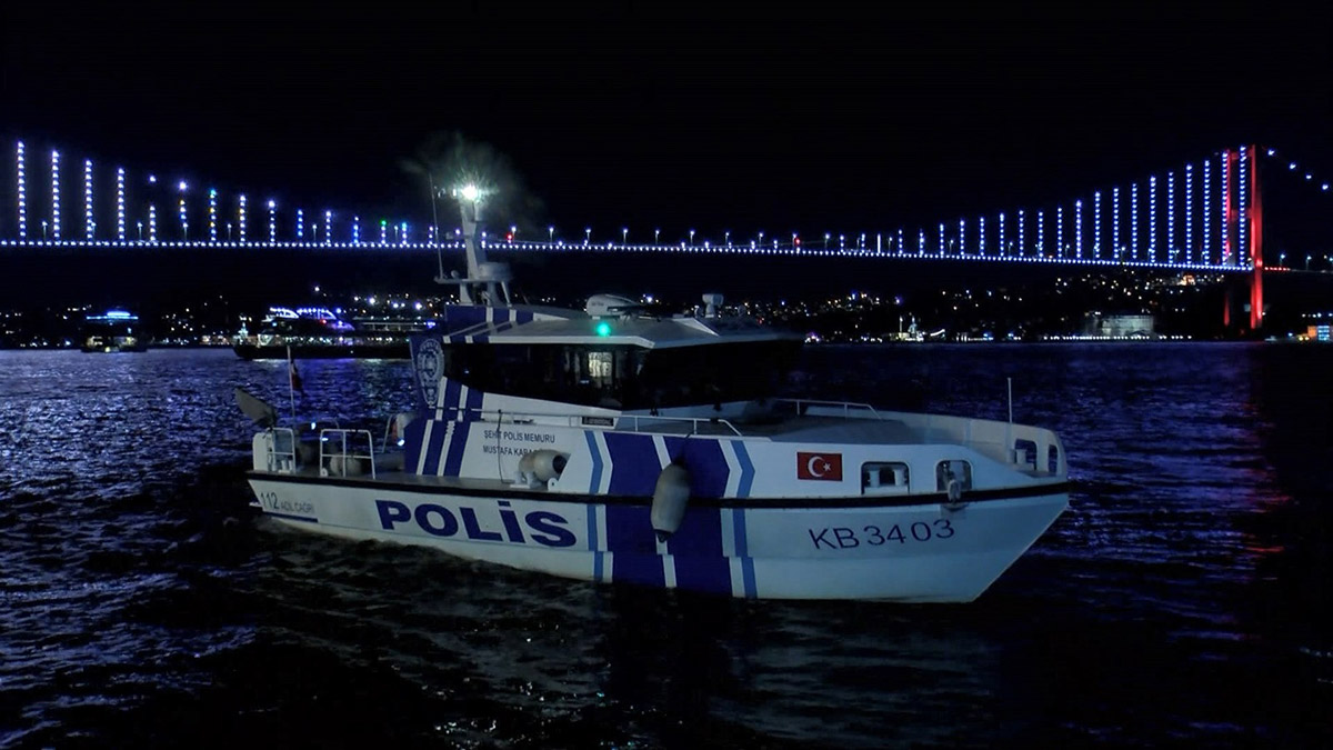 İstanbul Boğazı'nda eğlence teknelerine asayiş ve ses denetimi gerçekleştirildi. Denetimler sırasında ekipleri gören işletme görevlileri nargileleri kaçırırken, gizlenen nargileler ekipler tarafından bulundu. 