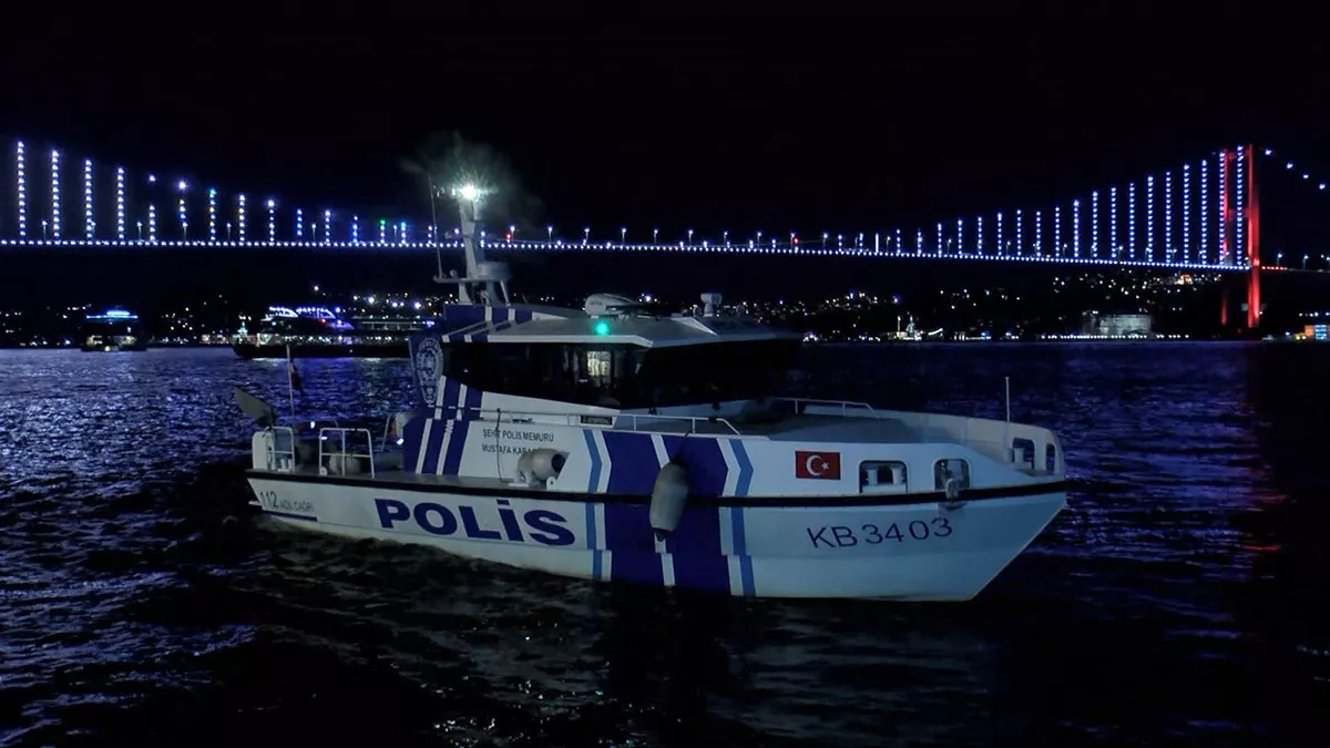 İstanbul boğazı'nda eğlence teknelerine asayiş ve ses denetimi gerçekleştirildi. Denetimler sırasında ekipleri gören işletme görevlileri nargileleri kaçırırken, gizlenen nargileler ekipler tarafından bulundu.