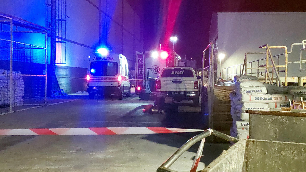 Bolu'nun Gerede ilçesinde, bir jelatin fabrikasında arıtma vana odasındaki vanayı kontrol için giden 3 işçi, vanadan sızan hidrojen sülfür, amonyak ve karbon monoksit gazlarından zehirlenerek hayatını kaybederken, 1 işçinin ise yoğun bakımda tedavisi sürüyor.