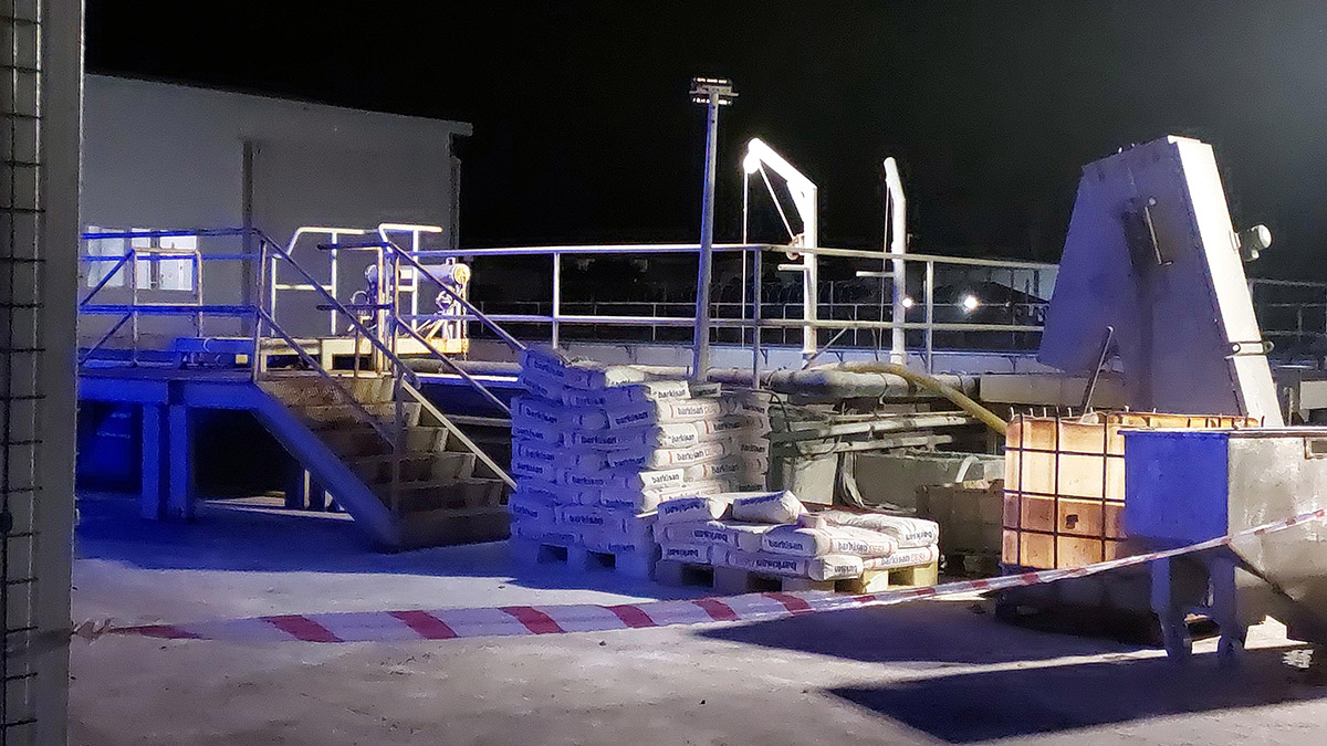 Bolu'nun Gerede ilçesinde, bir jelatin fabrikasında arıtma vana odasındaki vanayı kontrol için giden 3 işçi, vanadan sızan hidrojen sülfür, amonyak ve karbon monoksit gazlarından zehirlenerek hayatını kaybederken, 1 işçinin ise yoğun bakımda tedavisi sürüyor.