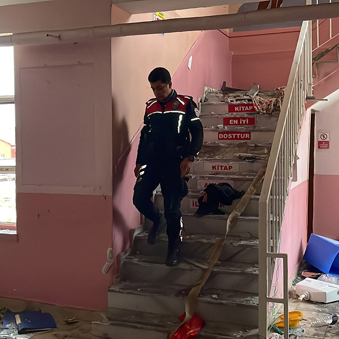 İlkokul binasına hırsızlar dadandı