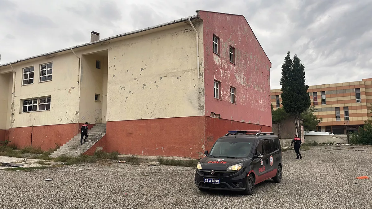 Edirne'nin keşan ilçesinde yerine yenisi inşa edilecek olması nedeniyle boşaltılan ilkokul binasına hırsızlar dadandı. At arabasıyla gelen hırsızlar, kapı ve petekleri söküp götürürken, polis ekipleri bölgedeki önlemlerini artırdı.