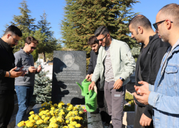 'Bozkırın Tezenesi' mezarı başında anıldı