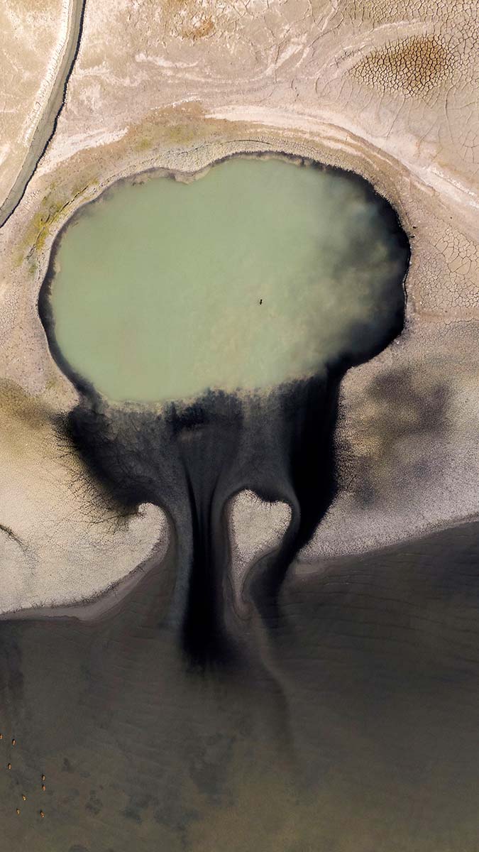 Su birikintilerini fotoğraflayıp, 'Burdur Gölü'nün gözyaşları' diyerek paylaşan doğa fotoğrafçısı Tamer Yılmaz 4 yıl sonra kurumanın hızla arttığı bölgede yeni çektiği kareyi bu kez 'Burdur Gölü kan ağlıyor' notu ile paylaştı.