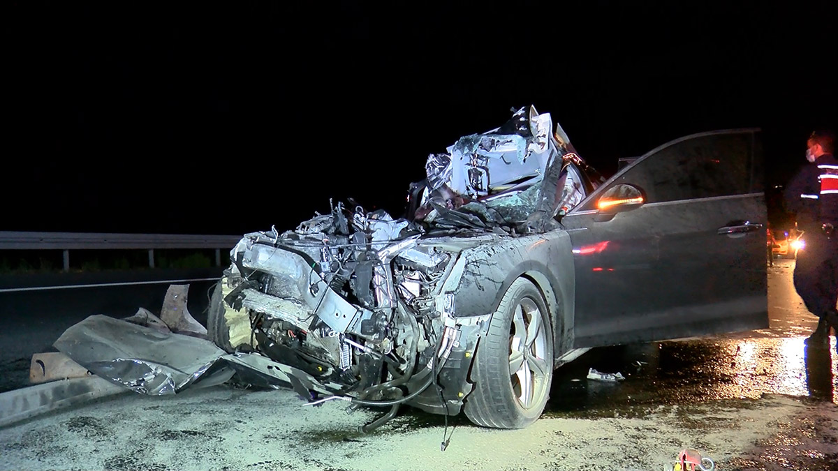 Kamyona çarparak metrelerce sürüklendi; 1 ölü