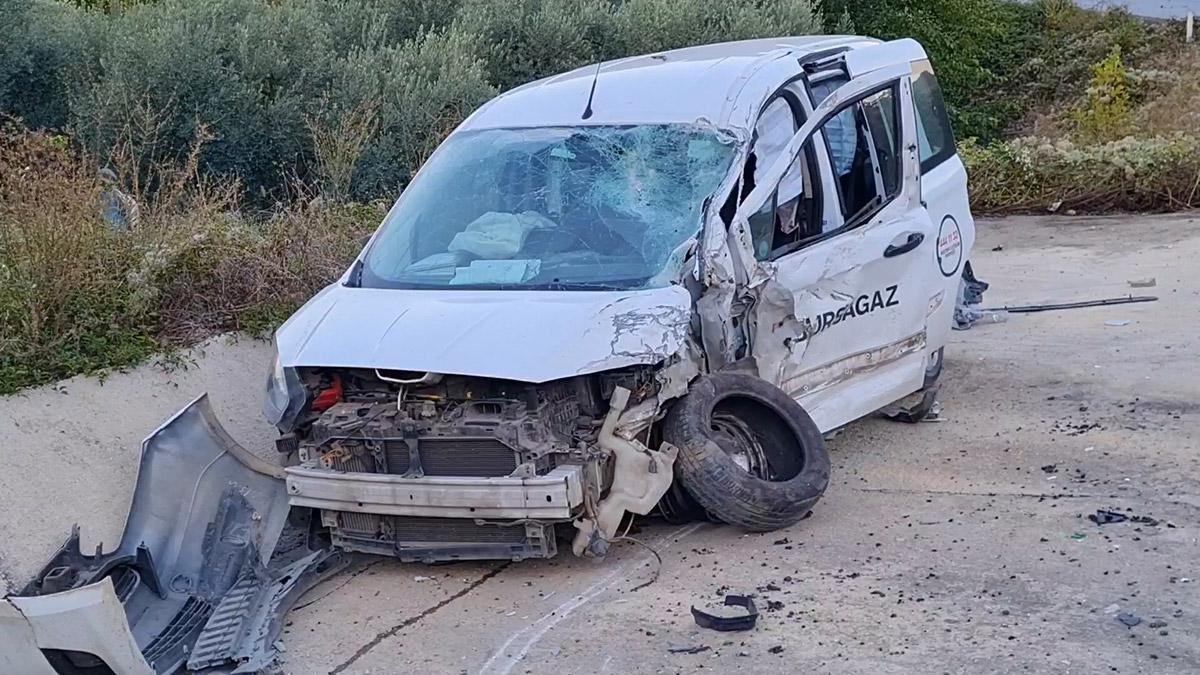 Bursa'da kamyonet ile hafif ticari araç çarpıştı; 7 yaralı