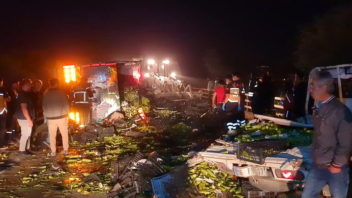 Bursa'da mevsimlik tarım işçilerini taşıyan kamyonet kaza yaptı