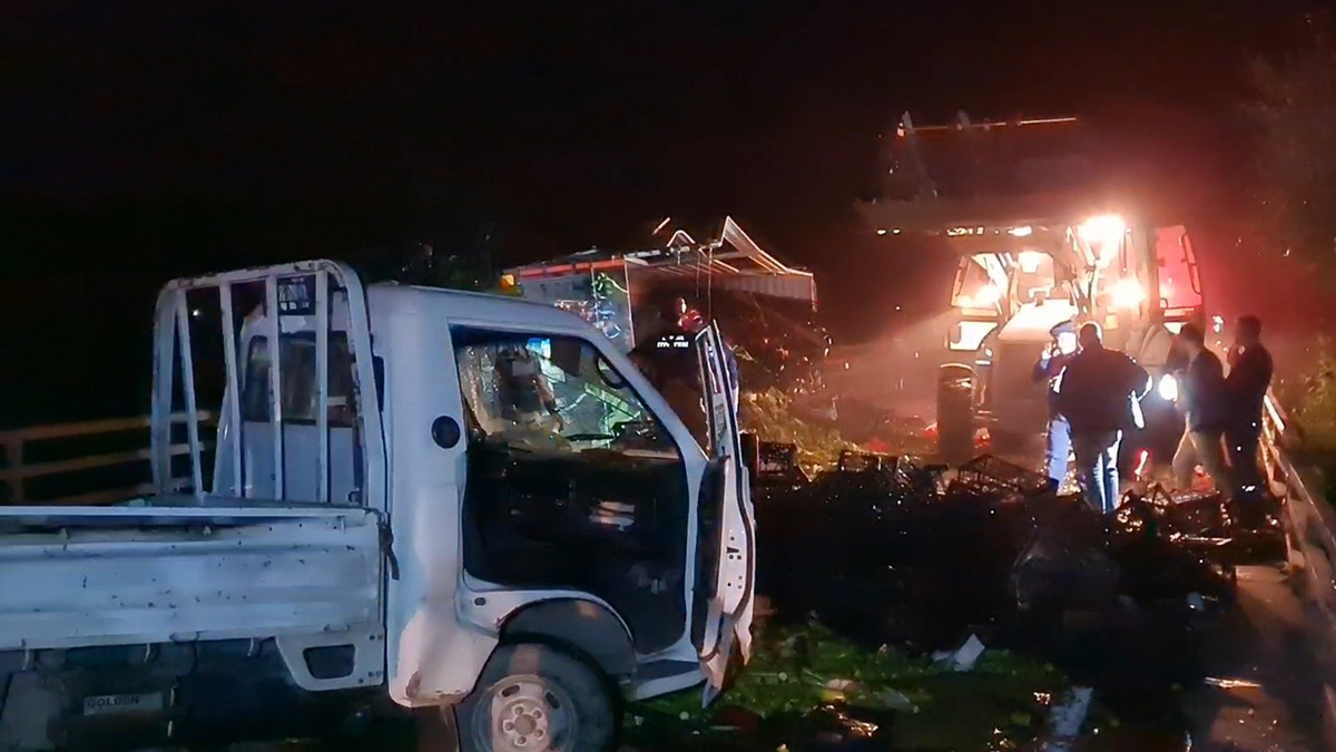 Bursa'da mevsimlik tarım işçilerini taşıyan kamyonet ile kamyon çarpıştı,1 kişi öldü, 5 kişi yaralandı. Kaza yerine çok sayıda jandarma, itfaiye ve sağlık ekibi sevk edildi.