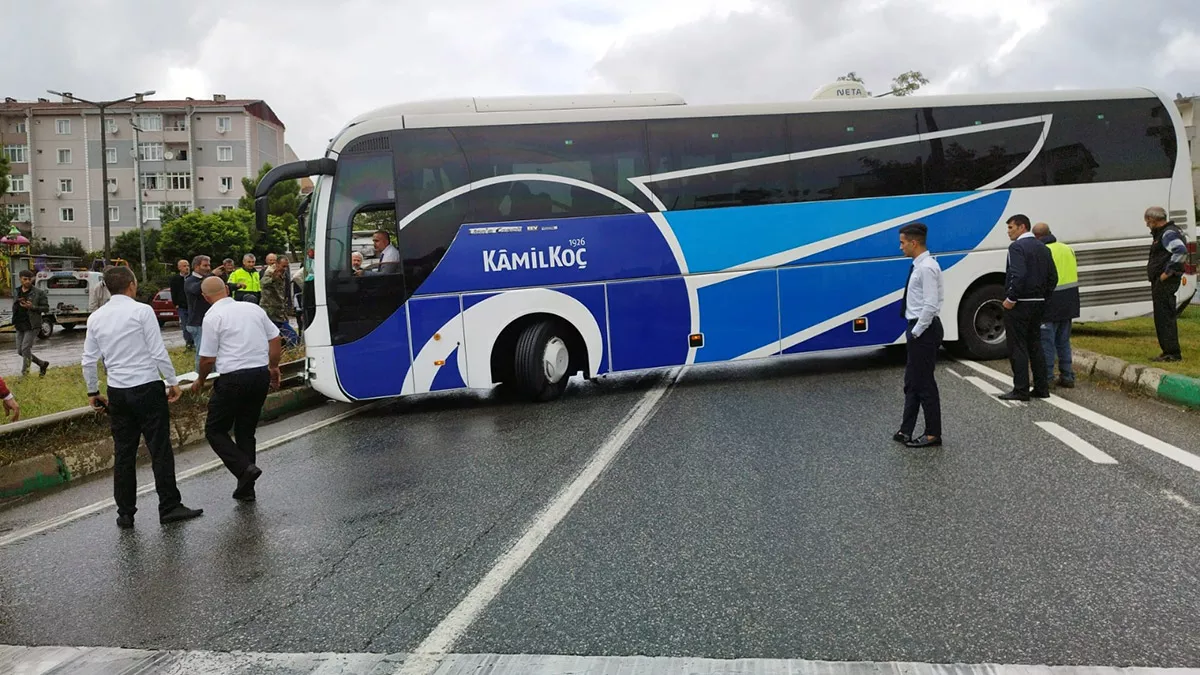 30 yolcusu bulunan otobüs bariyerlere çarptı