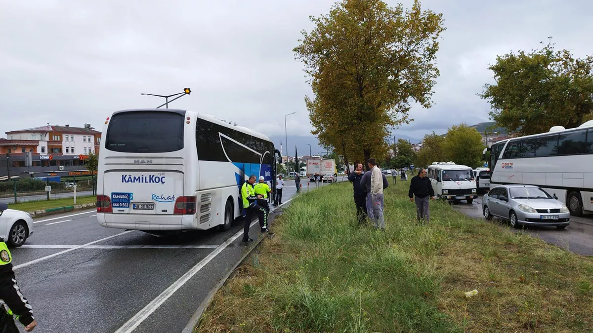 30 yolcusu bulunan otobüs bariyerlere çarptı