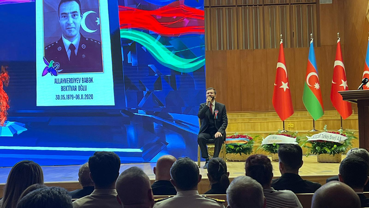 Azerbaycan Ankara Büyükelçisi Rashad Mammadov, "Gencecik çocuklar, ermeni işgali altında olan Azerbaycan topraklarının yüzde 20'sinin her karışını öz kanlarıyla suladılar. Bu canlar, bu genç insanlar hayatı pahasına biz topraklarımızı 44 gün içerisinde işgalden kurtardı" dedi.