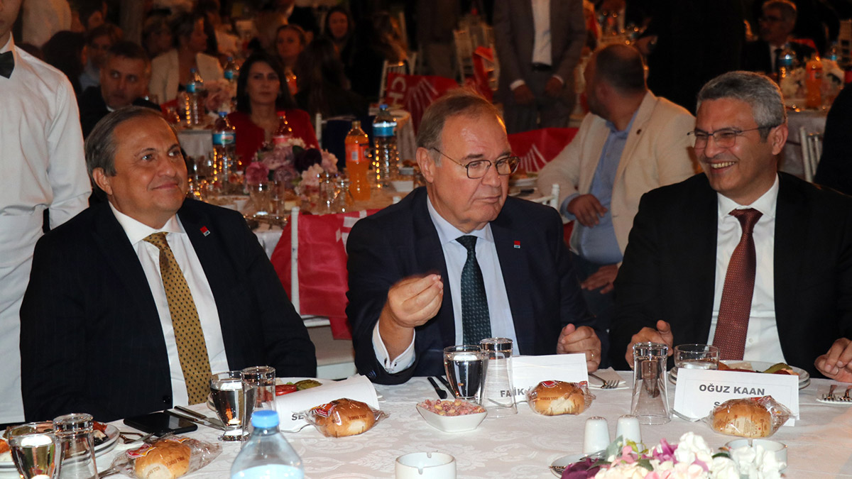 CHP'li Faik Öztrak, "Bu seçimde nasıl yönetileceğimize karar vereceğiz. Demokrasiyle mi yönetileceğiz? Yoksa otokrat bir rejimle mi yönetileceğiz? Her geçen gün sesimiz biraz daha mı kısılacak? Yoksa özgürce kendimizi ifade edebileceğimiz bir rejimle mi yönetileceğiz?" dedi.