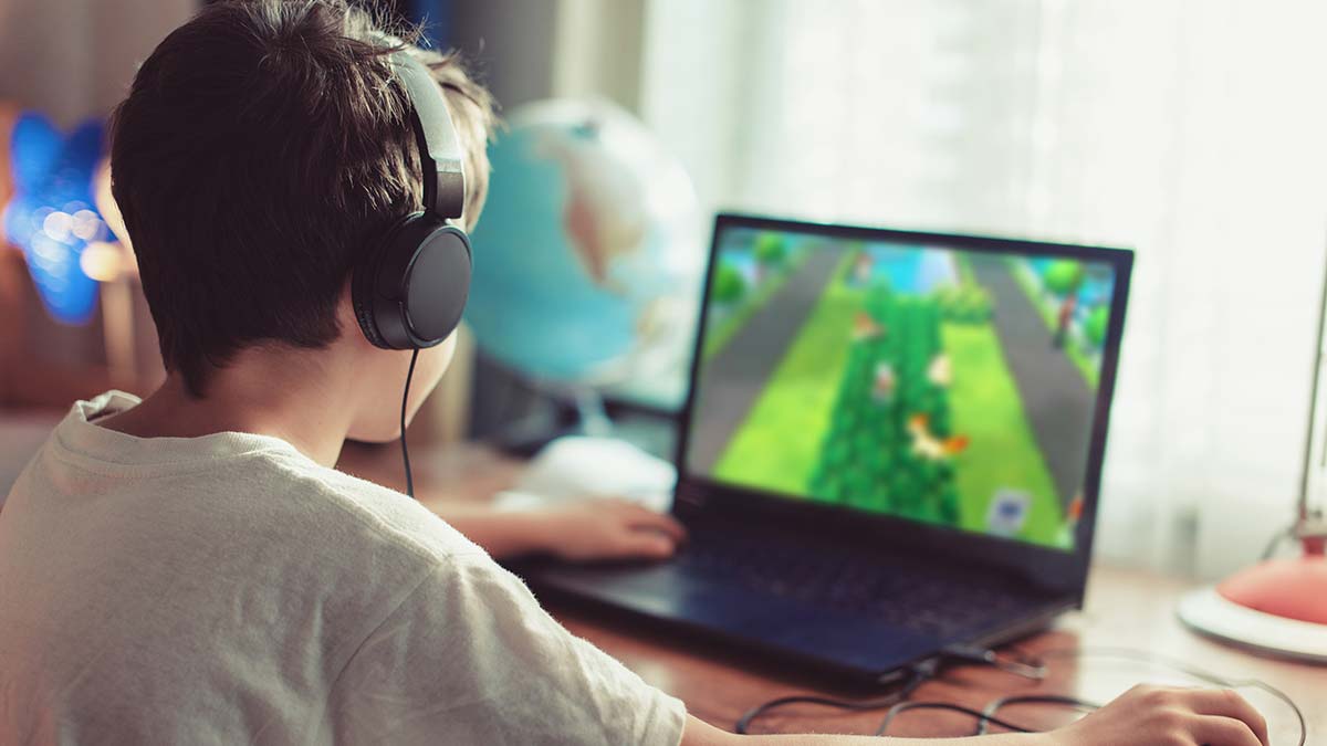 Göz Hastalıkları uzmanı Doç. Dr. Özge Yabaş Kızıloğlu, Dijital ekranlar çocukların hayatlarının bir parçası haline geldiğini ve artan ekran süresinin göz yorgunluğundan, şaşılığa kadar birçok soruna zemin hazırladığına ifade etti.