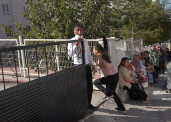 Geç kalan adaylar sınava koşarak yetişti