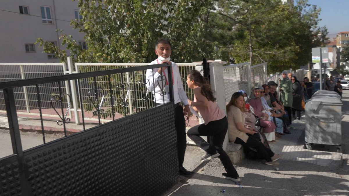 Geç kalan adaylar sınava koşarak yetişti