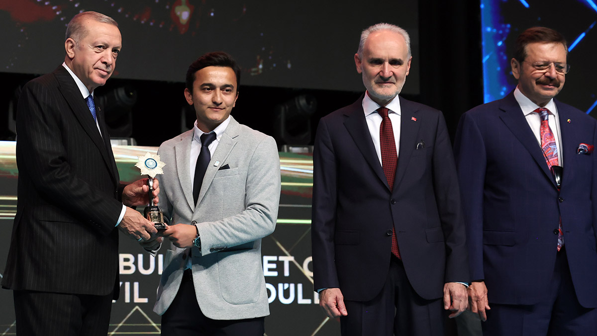 İstanbul Ticaret Odası'nın 140'ıncı Yıl Özel Ödülleri programında konuşan Cumhurbaşkanı Recep Tayyip Erdoğan, "Enflasyon meselesini de önümüzdeki şubat ayından itibaren önce makul düzeylere indireceğiz sonraki yıllarda da enflasyonu tek haneli rakamlara düşürmekte kararlıyız" dedi.