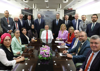 Cumhurbaşkanı Erdoğan, uçakta gazetecilerle sohbet etti