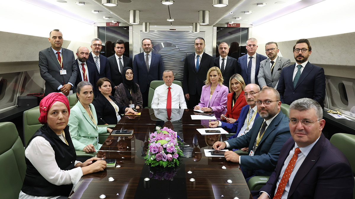 Cumhurbaşkanı Erdoğan, uçakta gazetecilerle sohbet etti