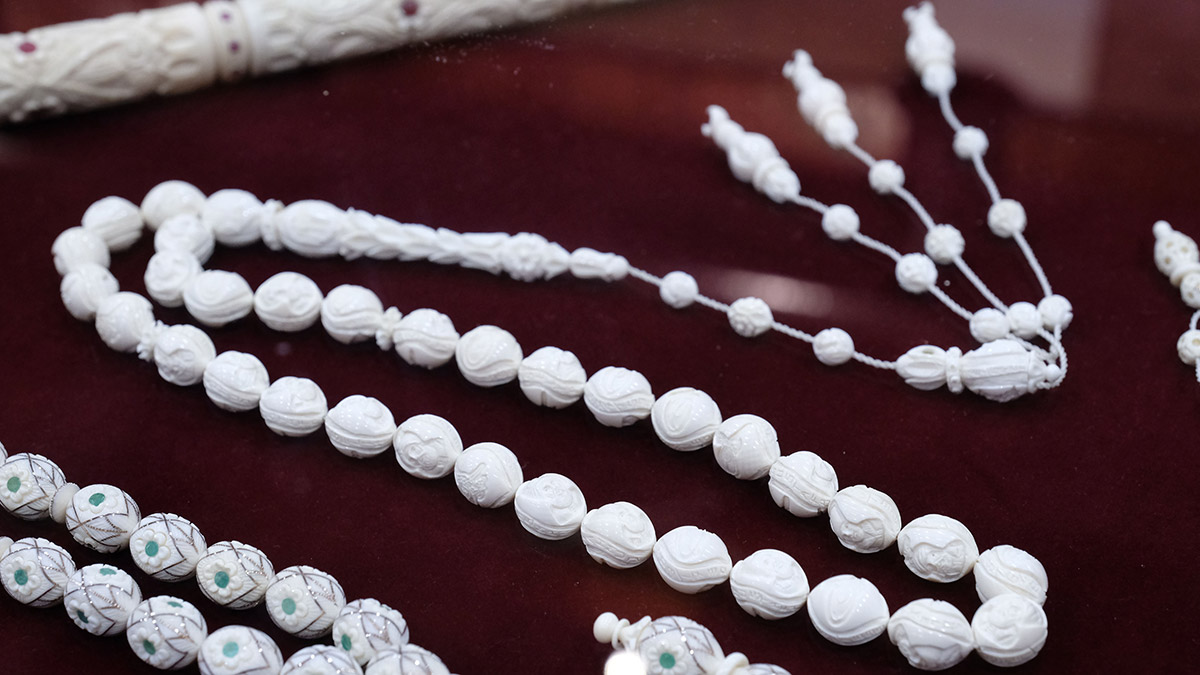 Su aygırı dişinden yapılmış padişah figürlü tespih görücüye çıktı