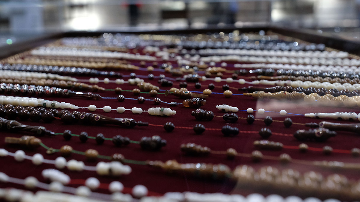 Konya'daki 'Habbeden İmameye Sabır Yolculuğu' sergisinde tespih ustası Zekai Şenyurt’un eserlerinden bir eşi, Cumhurbaşkanı Recep Tayyip Erdoğan’ın koleksiyonunda bulunan su aygırı dişinden yapılmış padişah figürlü tespih, görücüye çıktı.