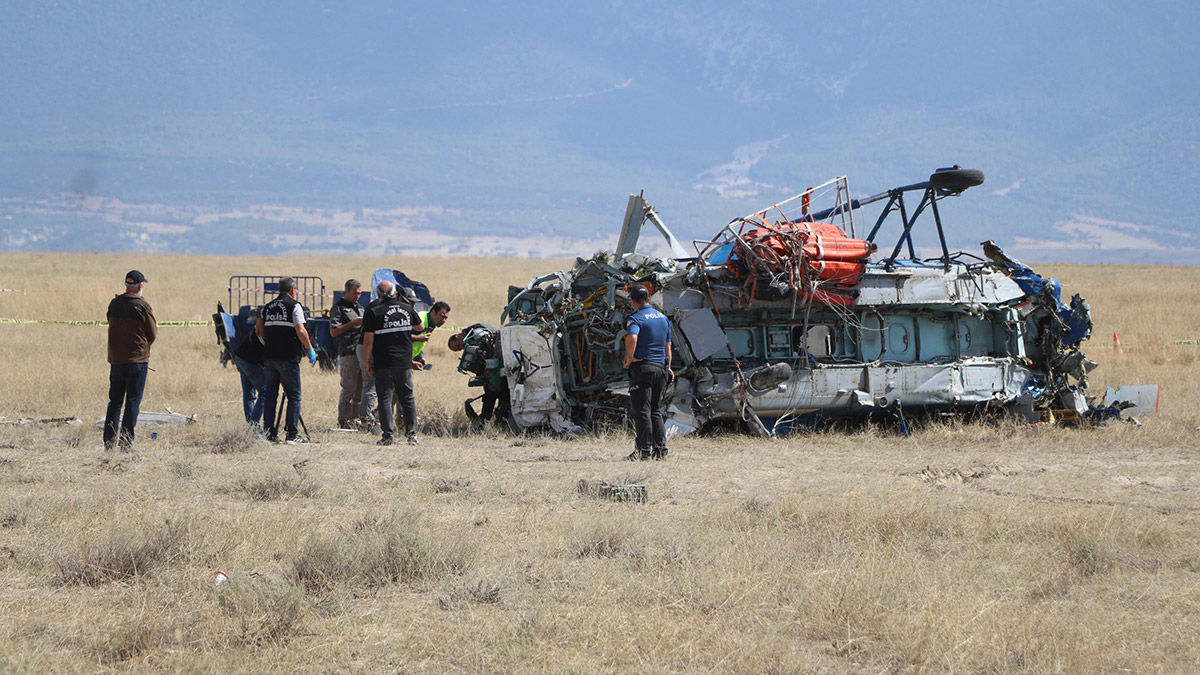Kastamonu’dan Muğla’nın Marmaris ilçesindeki orman yangınına destek için yola çıkan ve Denizli'de düşen helikopterde kaza kırım incelemesi sürdürülüyor.