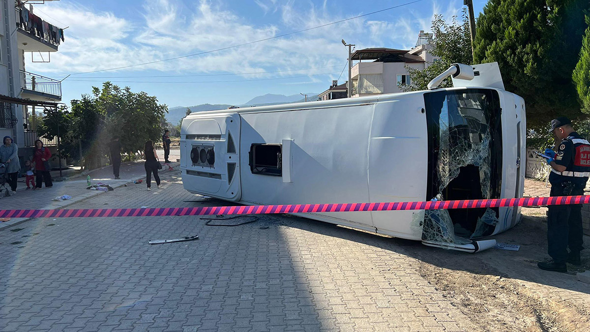 Mermer fabrikası işçilerini taşıyan midibüs kaza yaptı; 17 yaralı