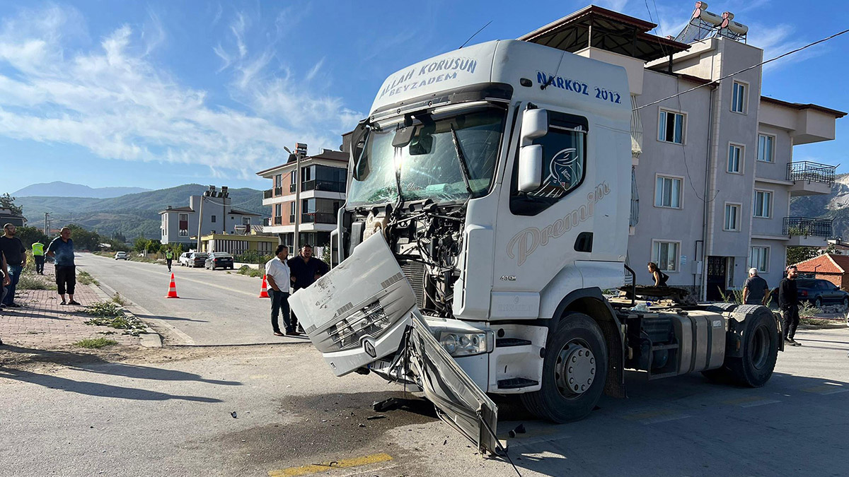 Mermer fabrikası işçilerini taşıyan midibüs kaza yaptı; 17 yaralı