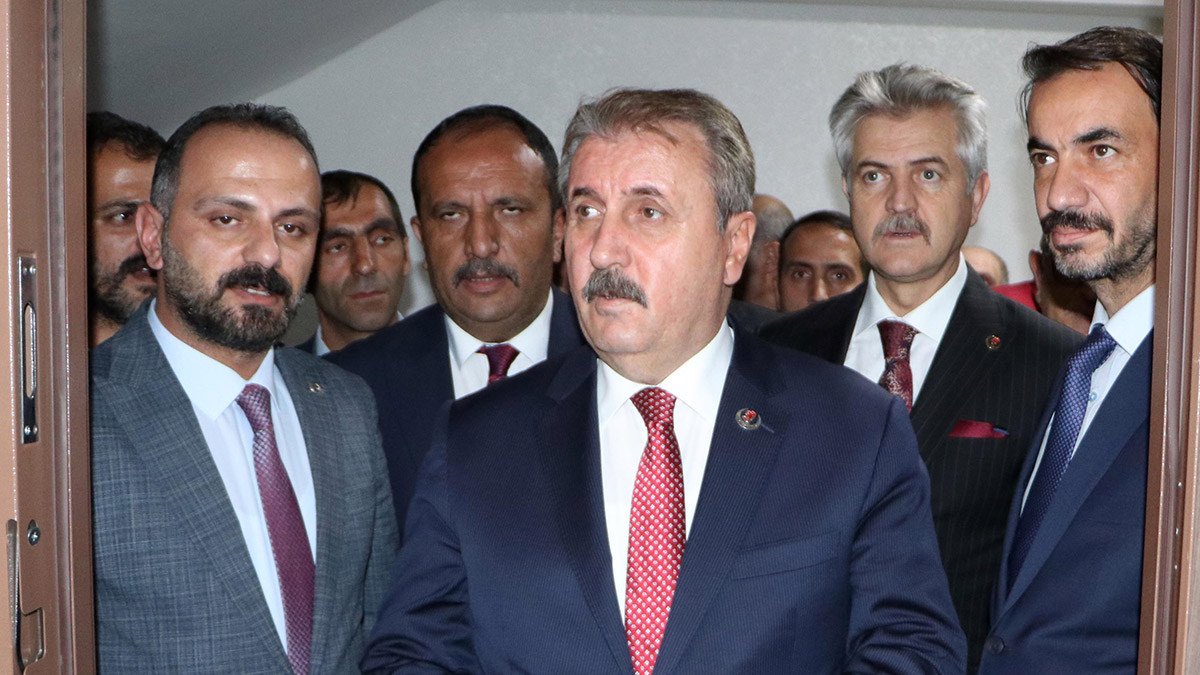 Pasinler Savaşı'nın 974'üncü yıl dönümü törenlerine katılmak üzere Erzurum'a gelen Büyük Birlik Partisi (BBP) Genel Başkanı Mustafa Destici, dünyada söz sahibi olmak için güçlü olmak gerektiğini ve bu yüzdende Cumhur ittifakının devam etmesi gerektiğini söyledi.