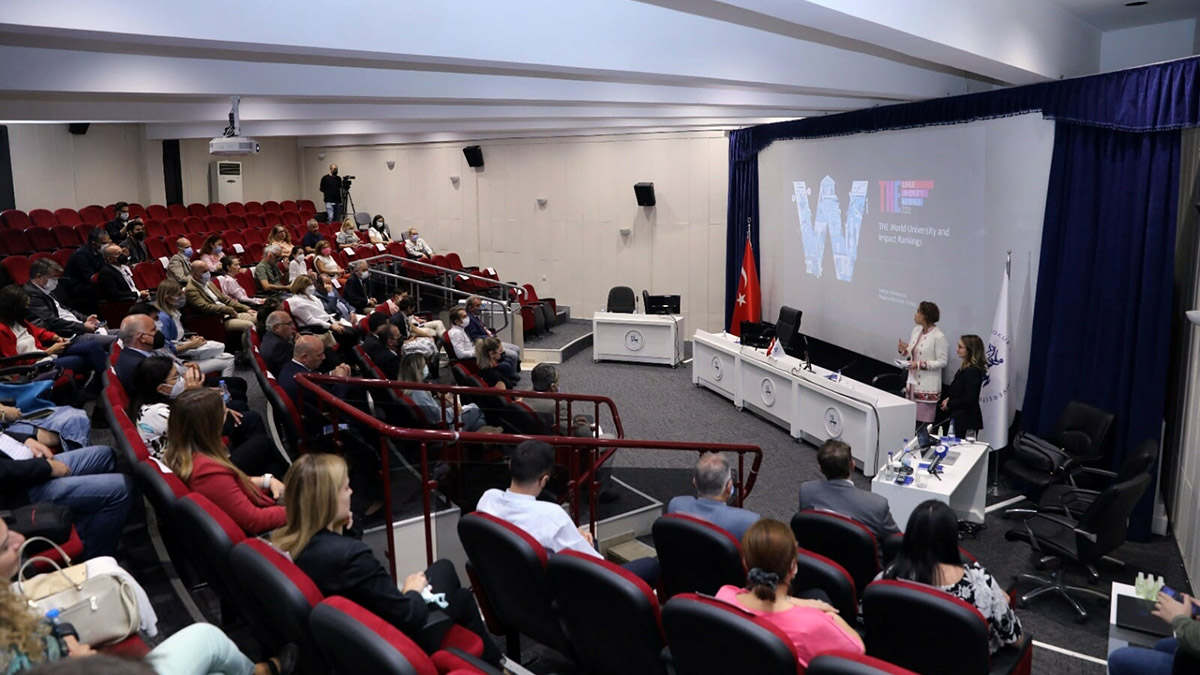 DEÜ Rektörü Prof. Dr. Nükhet Hotar, uluslararası kuruluşların değerlendirmelerinde yükselişe geçen DEÜ'nün hedefinin dünyada ilk 500'e girmek olduğunun altını çizdi.