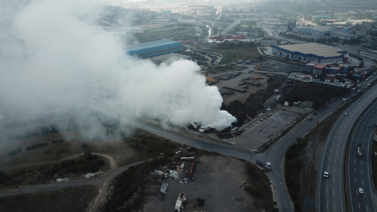 Dilovası'nda hurda deposunda çıkan yangın 24 saattir sürüyor