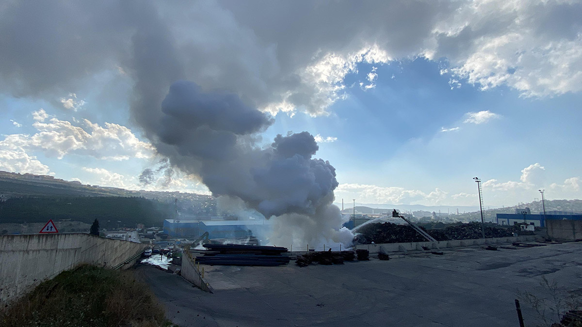 Dilovası'nda hurda deposunda çıkan yangın 24 saattir sürüyor